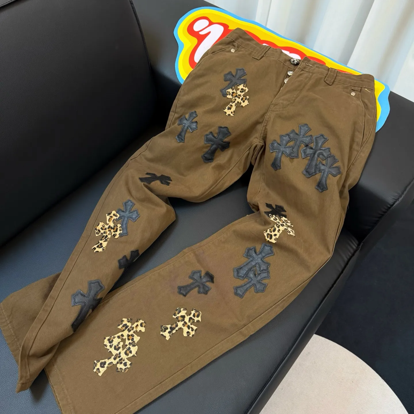 P280 model number: D336 Chrome Hearts CH Chrome Hearts brown leopard print leather jeans exude uninhibited personality and unique charm. Every wear and tear is carefully designed to present a unique artistic feel. Imported denim fabric is selected, and after ultra-heavy industrial washing and destruction treatment, the trousers show a super cool effect on the upper body. This is not only a pair of jeans, but also an expression of attitude. With its unique design concept and ultimate pursuit of details, Croxin breaks traditional boundaries and defines the jeans trend in the new era. The trousers are made of double-layer woven fabric and matched with customized hardware, showing an incomparably beautiful and unique style, making every wearer the focus of fashion. Imported denim fabric, super heavy-duty washed and damaged, the upper body is super cool! Customized hardware, incomparably good-looking model. The production process is difficult. It has a high-street feel. Color: Brown Size: S M L